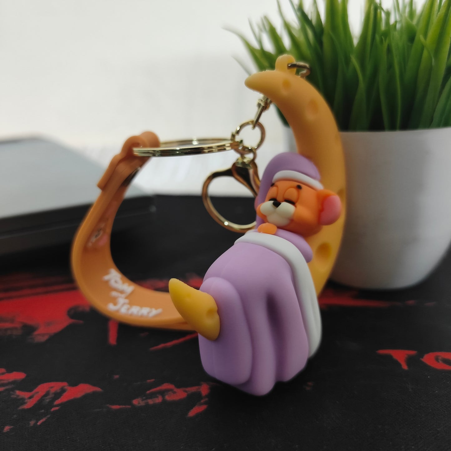 Jerry – Sweet Dreams on the Moon Keychain - Tom & Jerry (Multicolours) - Otaku Haven